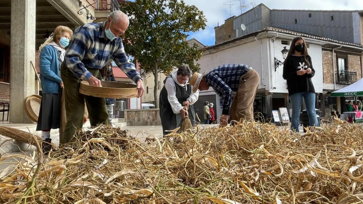 El leonés Víctor Martín, del restaurante Trigo, recibe la Alubia de Saldaña 2021 (Galería de fotos)